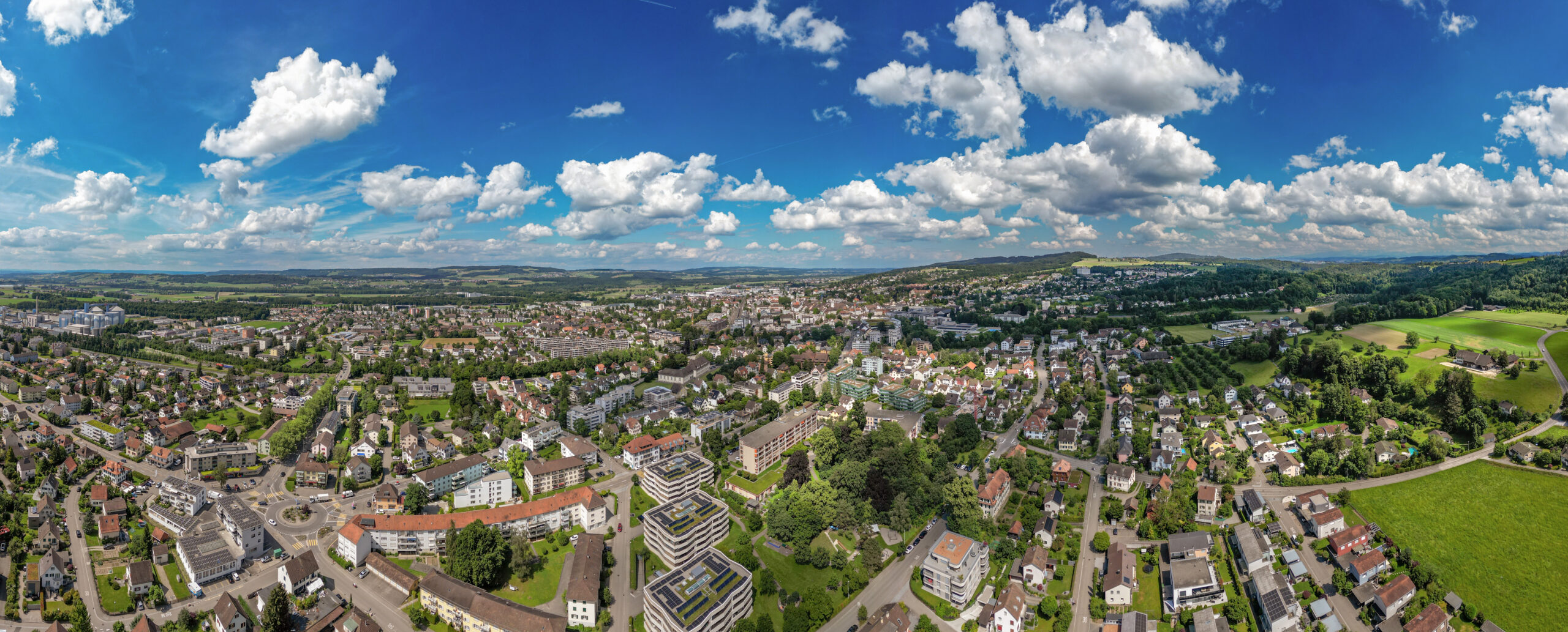 Vue aérienne panoramique de Frauenfeld avec l'Alterszentrum Park