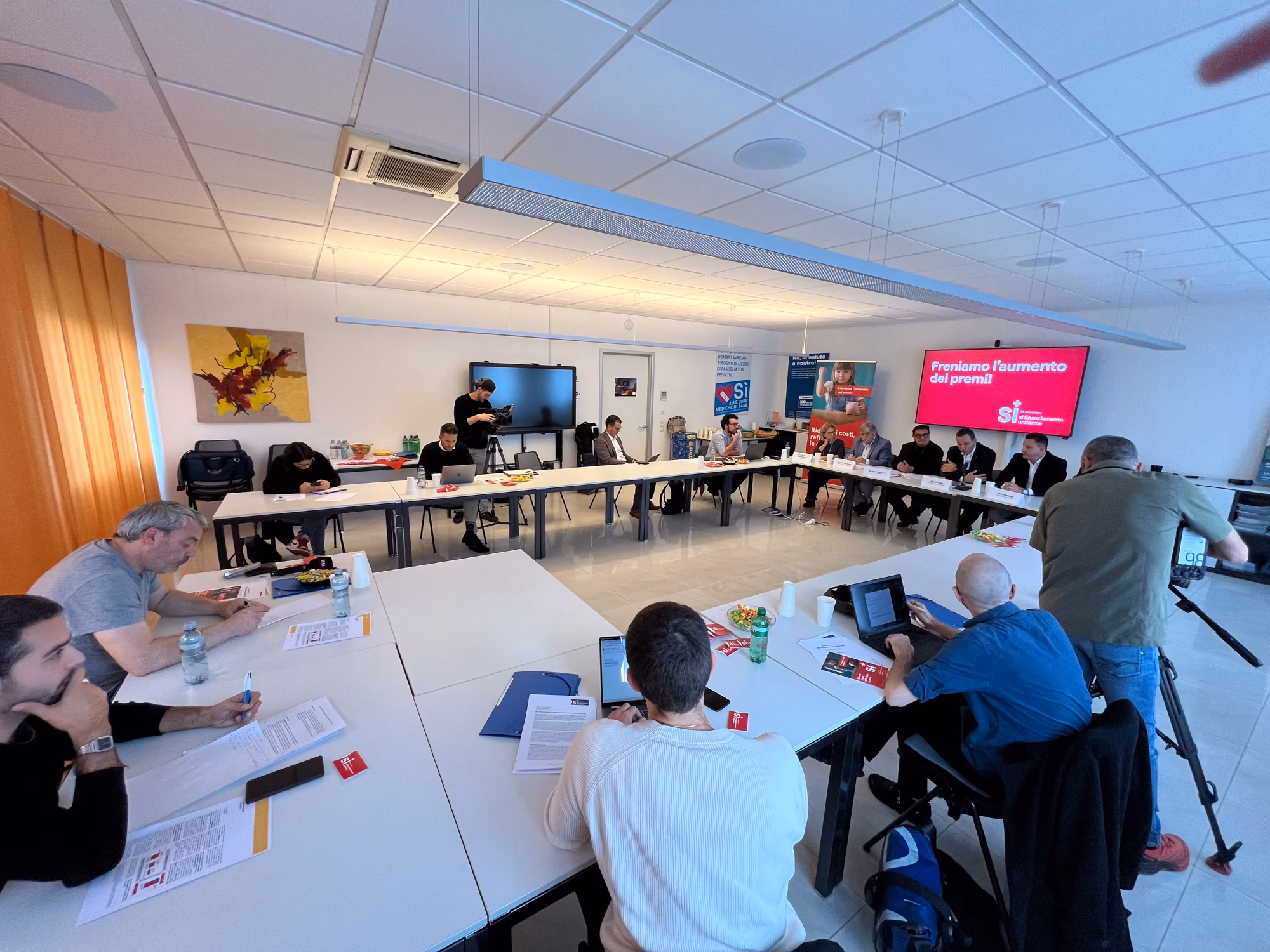 Workshop con partecipanti attorno a un grande tavolo