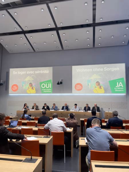 Plakatsujet : Zweisprachig: «Se loger avec sérénité» und «Wohnen ohne Sorgen» an der Medienkonferenz.