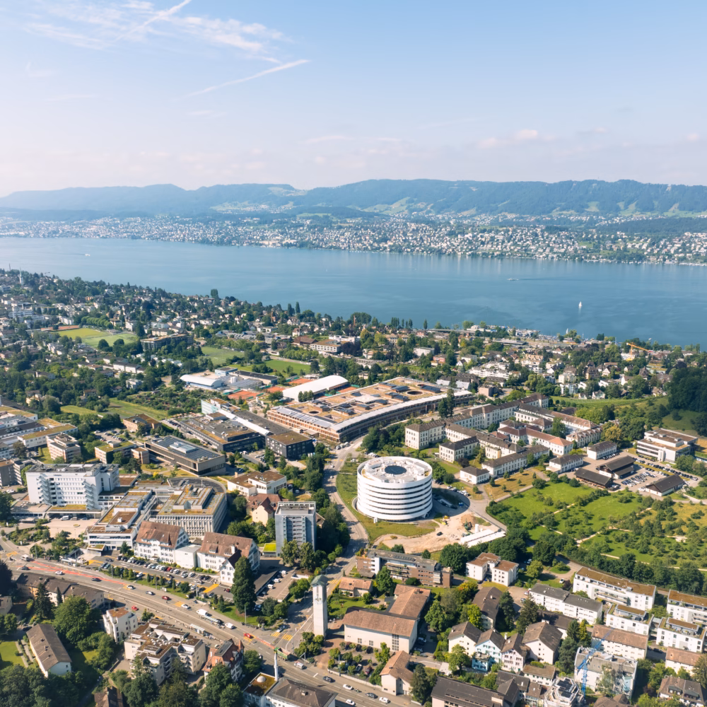 Luftaufnahme des Gesundheitsclusters Lengg in Zürich mit Blick auf den Zürichsee