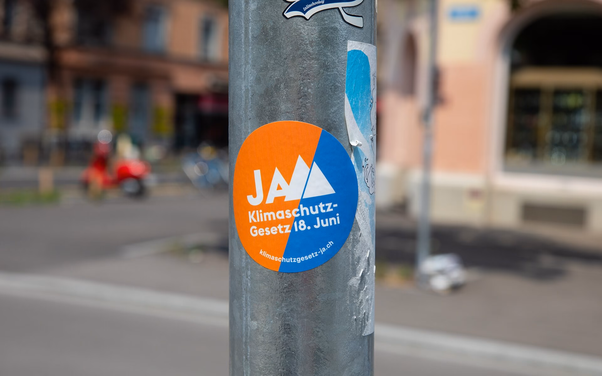 Sticker der Kampagne «Ja zum Klimaschutzgesetz» an einem Laternenpfahl