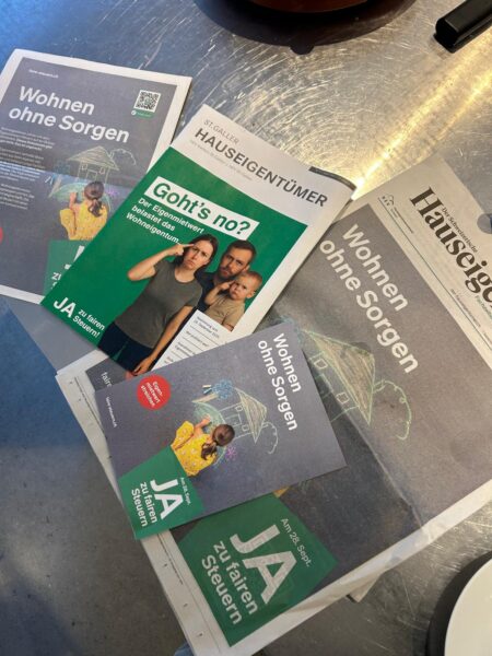 Plakatsujet : Printprodukte der kantonalen HEV-Sektionen: Flyer, Verbandszeitungen, Mitgliederpost.