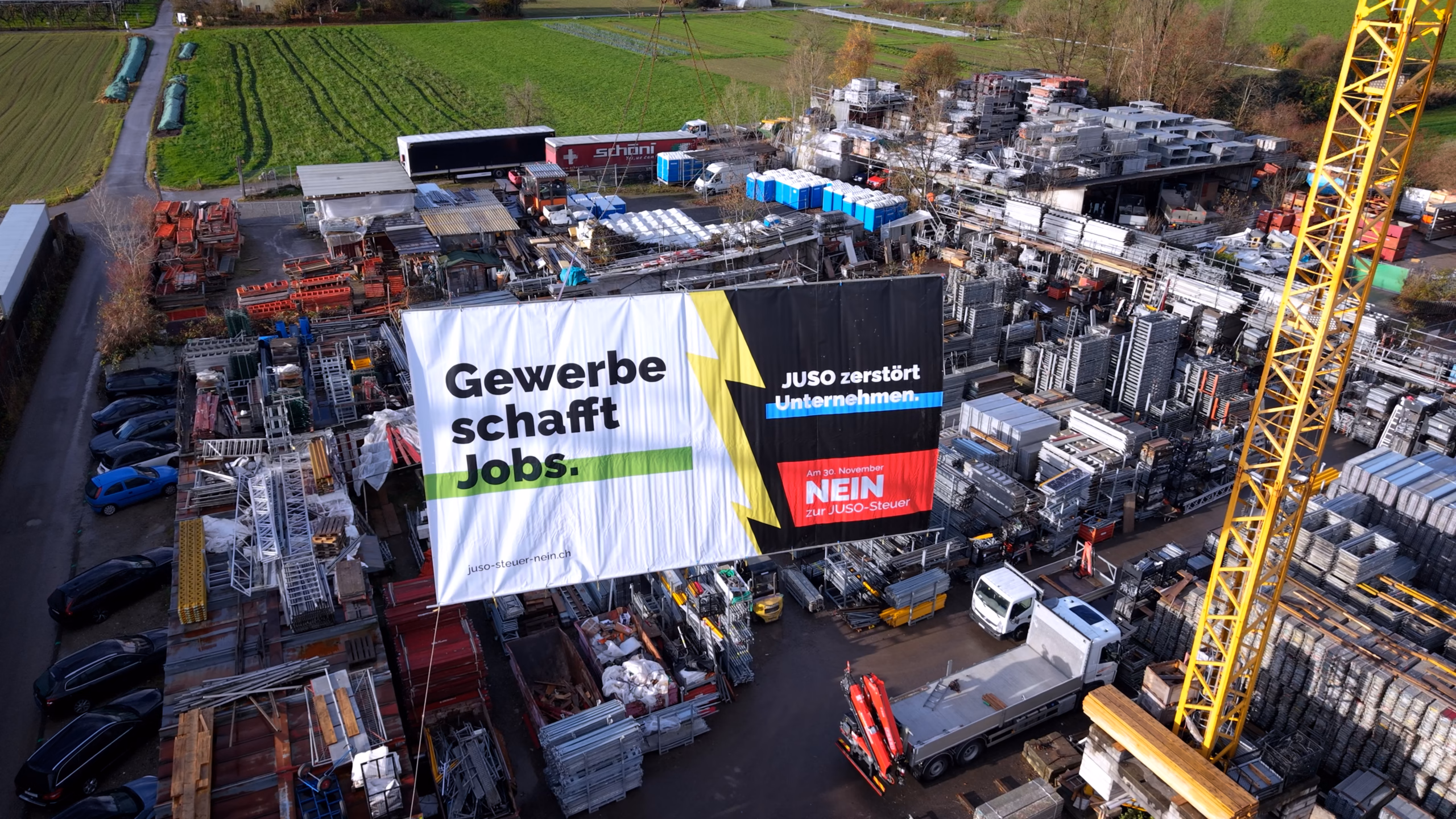 Drohnenaufnahme eines Grossbanners «Gewerbe schafft Jobs» der Kampagne gegen die JUSO-Steuer