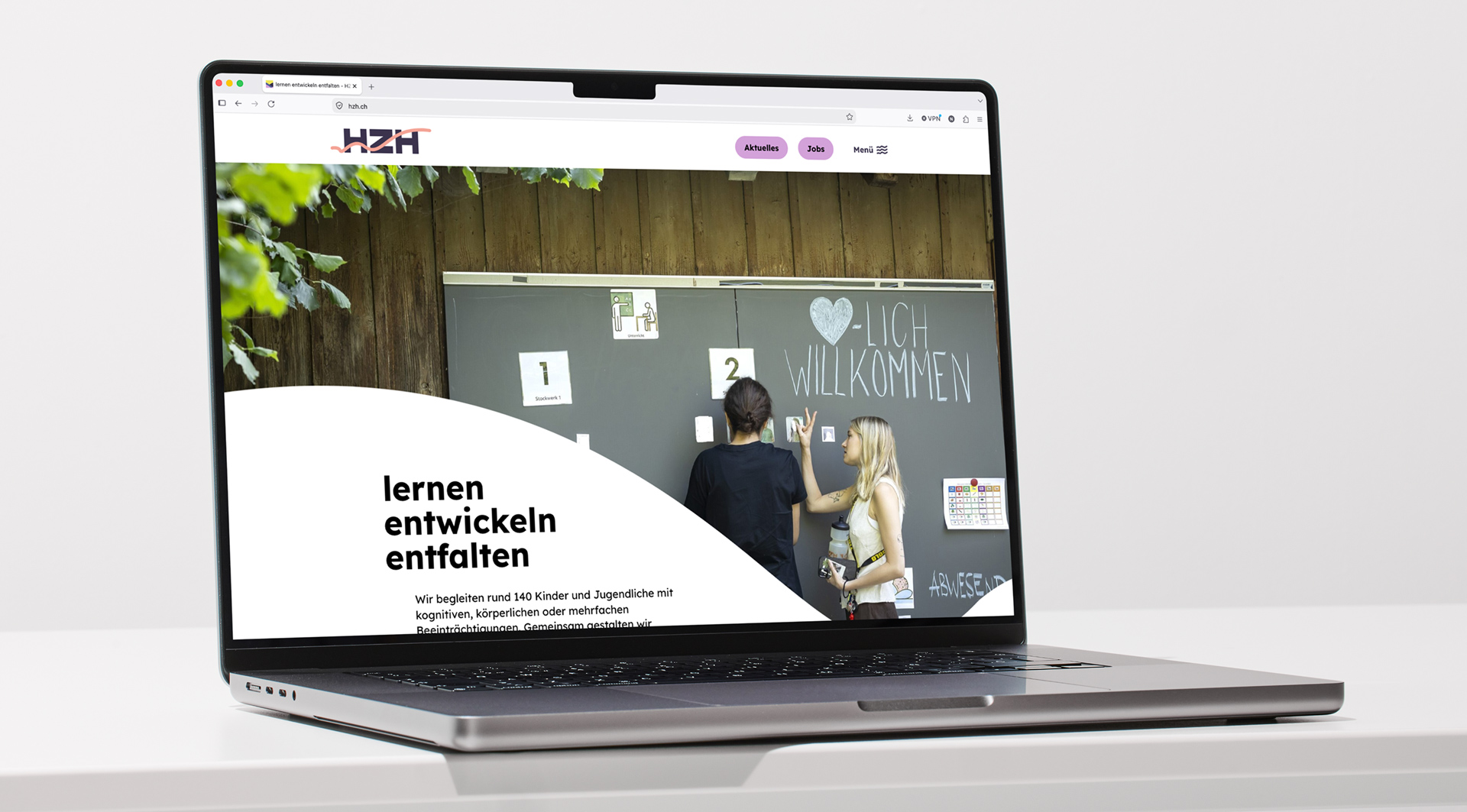 Neue Website des Heilpädagogischen Zentrums Hagendorn (HZH) auf einem Laptop